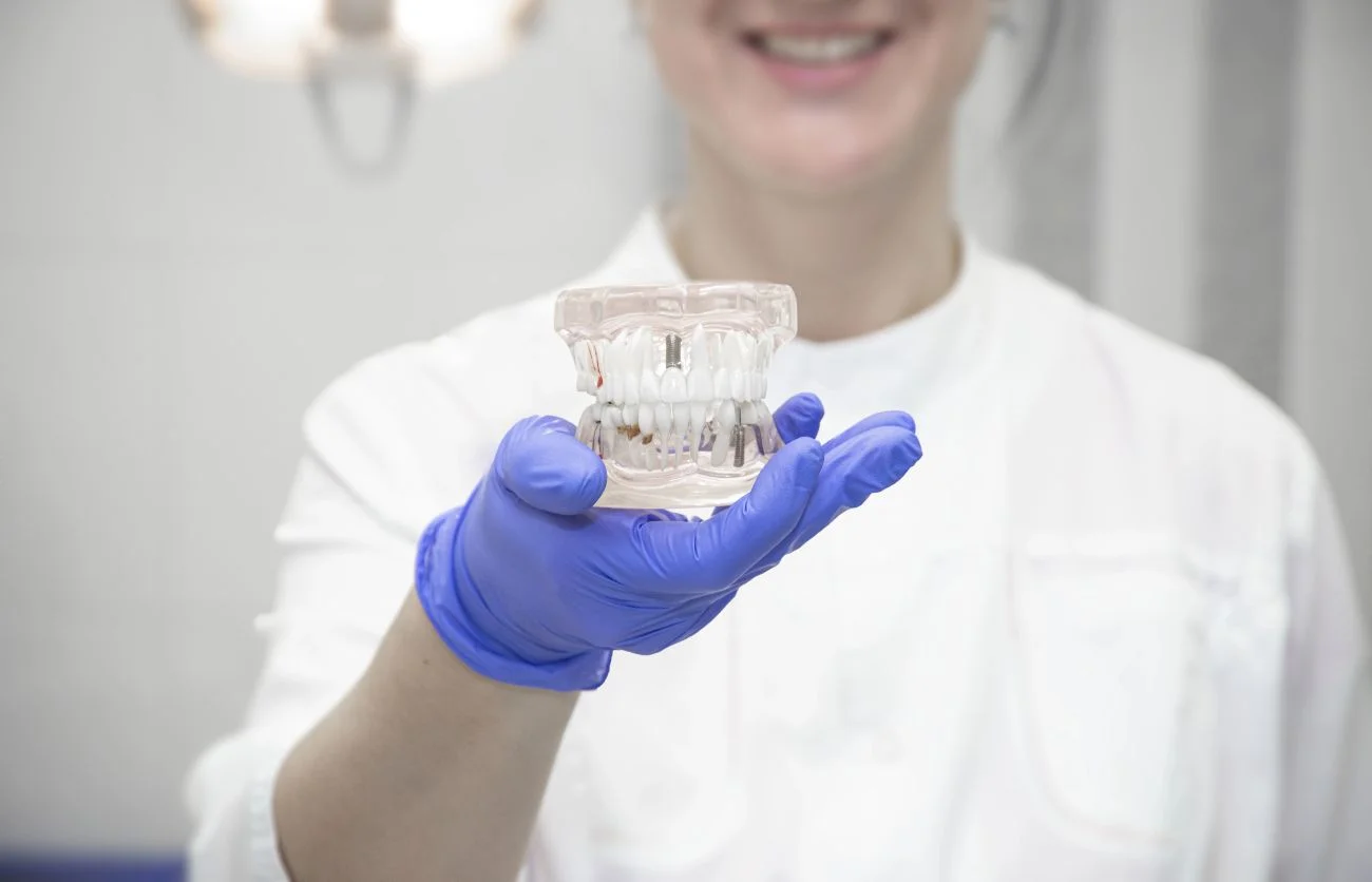 Wybielanie zębów a implanty – co warto wiedzieć?